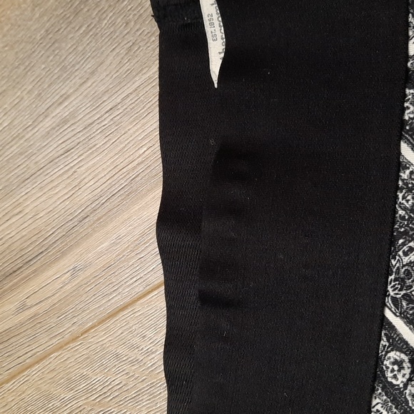 Abercrombie & Fitch black & white print leggings, size large - Picture 10 of 10